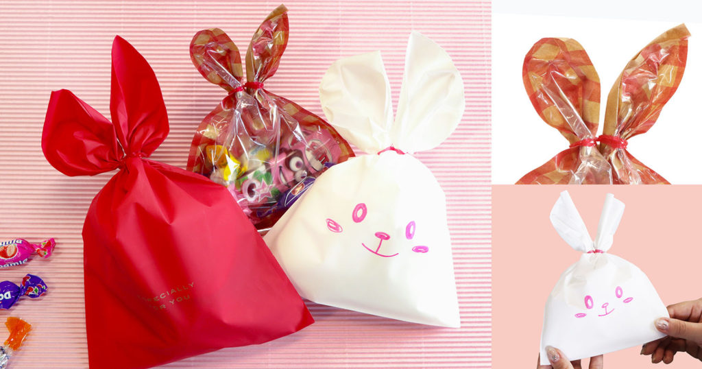 袋の端を輪ゴムで縛ってウサギの耳の形にしている画像